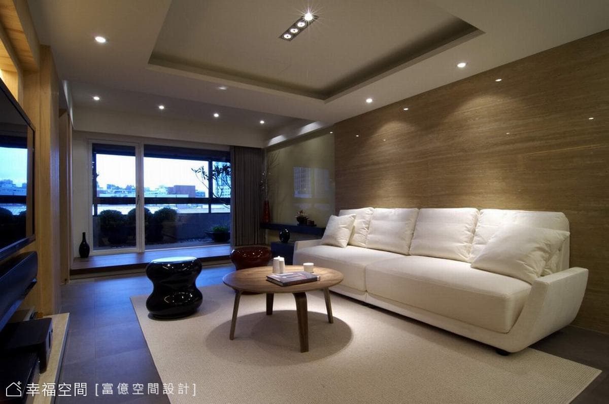 沙發背牆