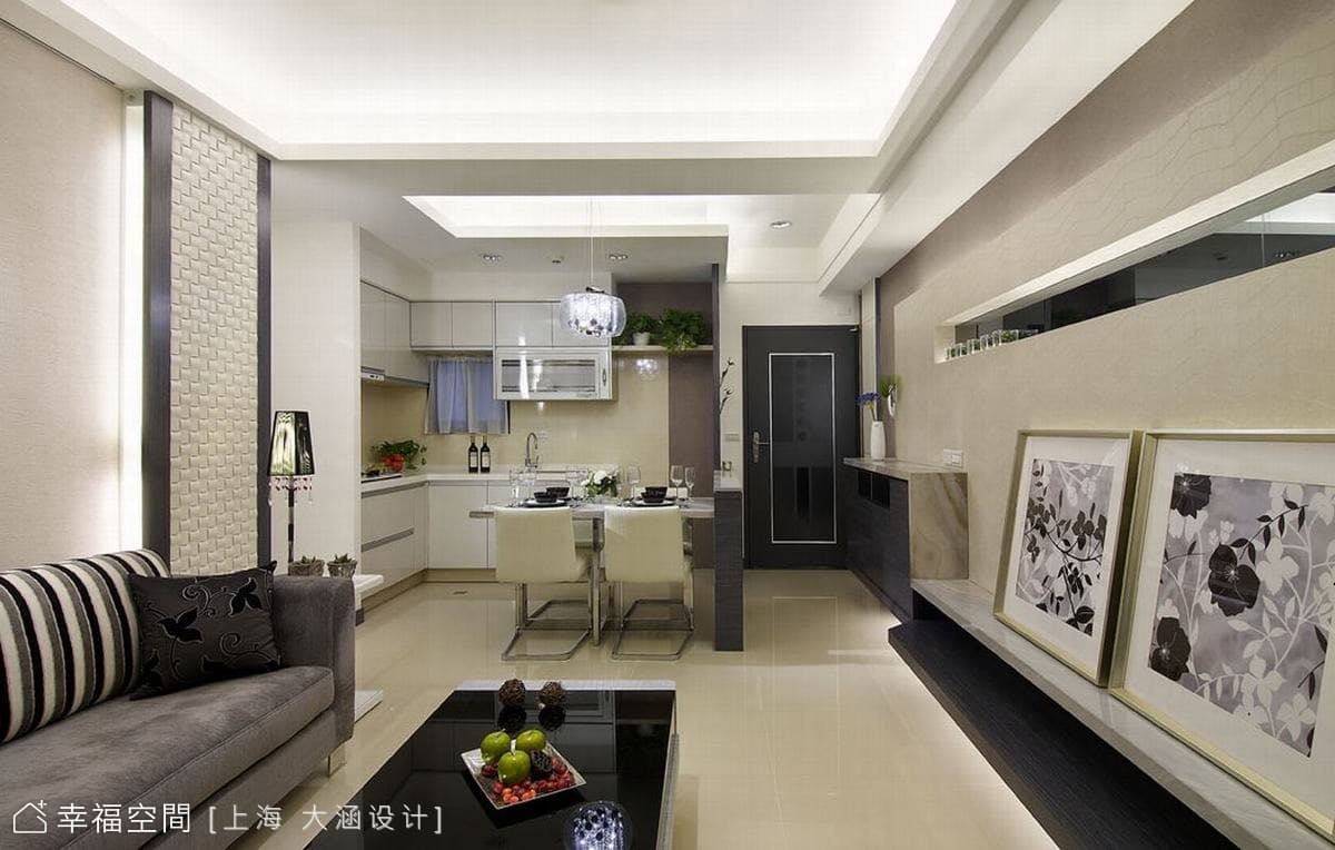 客廳望向餐廳